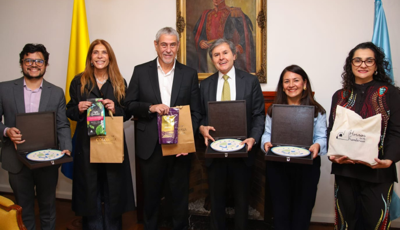 Ferraresi se reunió con el embajador de Colombia y criticó la política exterior de Milei