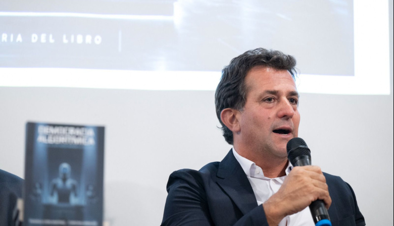 Christian Gribaudo presentó “Democracia Algorítmica” en la Universidad del Este de La Plata  