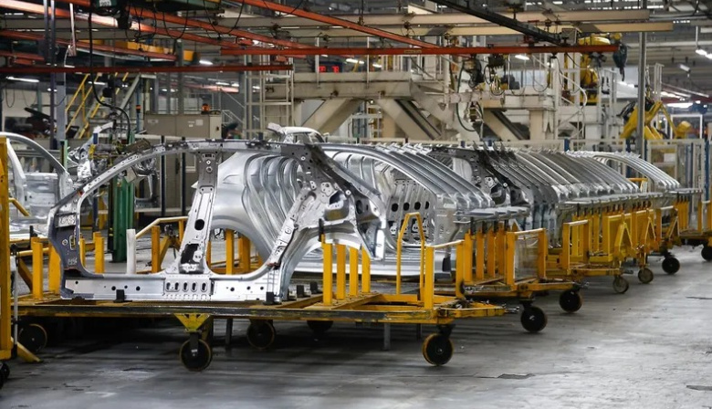 La producción automotriz cayó 17,5% interanual en abril y Stellantis suspende actividades en El Palomar