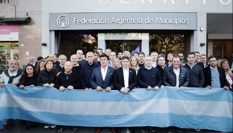Kicillof reúne a intendentes en La Plata para exponer el impacto de los recortes nacionales en salud