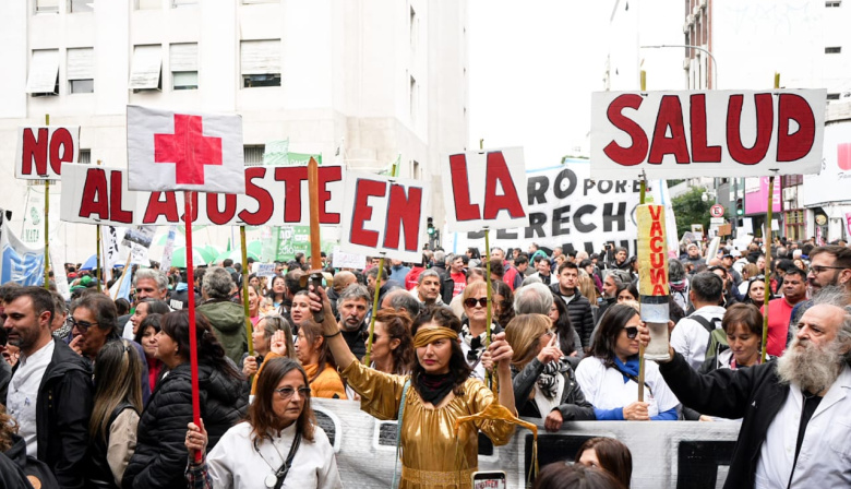 La salud pública salió a la calle contra el ajuste de Milei y denunció un sistema “colapsado”