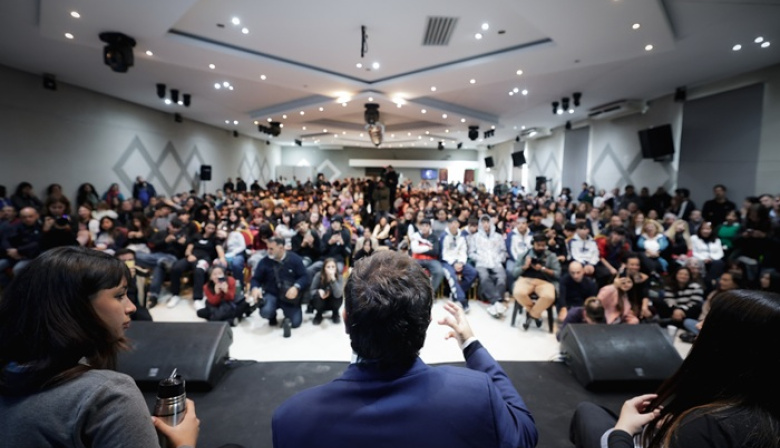 Kicillof defendió la salud mental como política de Estado y lanzó un Consejo Joven en Varela