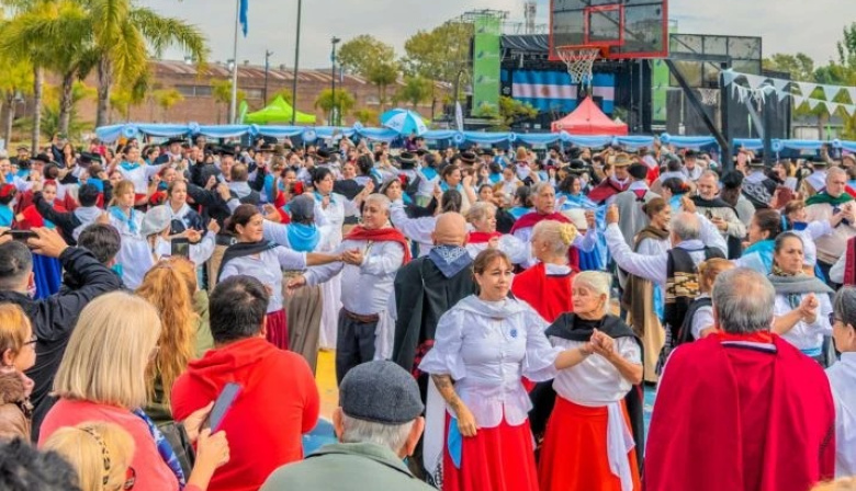 Los intendentes bonaerenses encabezaron actos por el 25 de Mayo con llamados a la unidad y al desarrollo