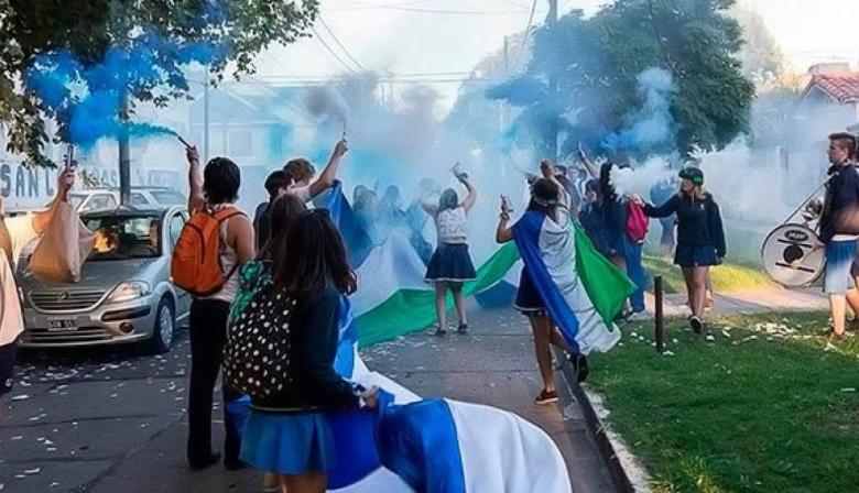 Buscan terminar con los festejos de egresados con harina y huevos en toda la Provincia