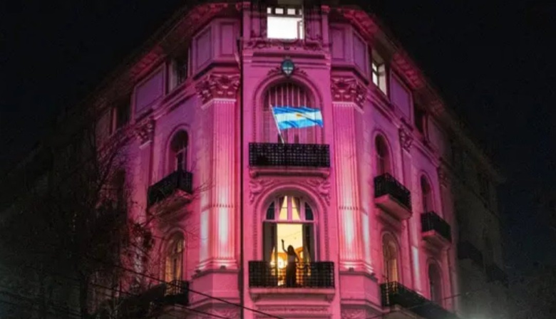 Proyectan la Casa Rosada en San José 1111: Selci encabezó apoyo a CFK a un año de su prisión domiciliaria