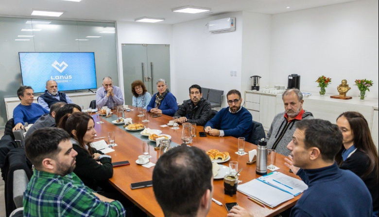 Julián Álvarez apunta al Puerto de Dock Sud por la brecha presupuestaria con Avellaneda y anuncia plan de obras en Lanús