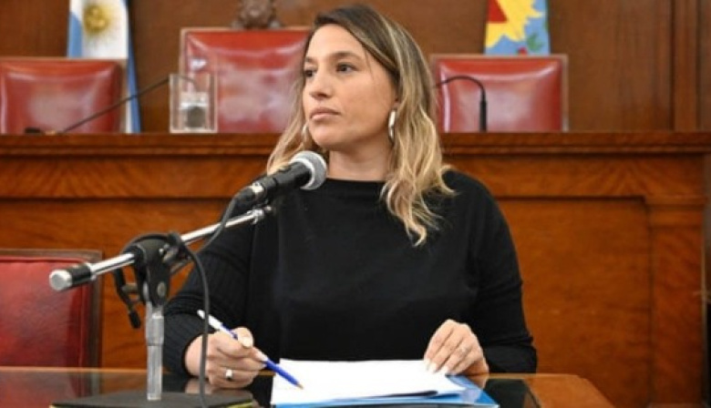 Mar del Plata: Cuesta defendió regular los celulares en las aulas y cruzó a Rizzi por el foco del debate