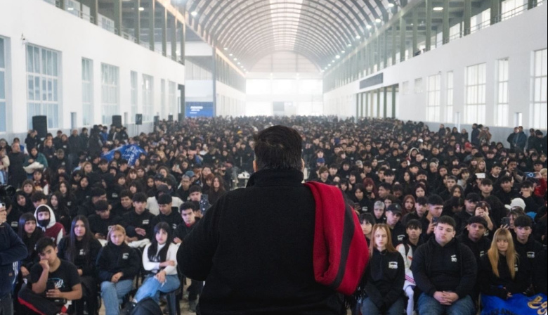 Ishii entregó 5.000 buzos de egresados en José C. Paz y pidió a los jóvenes seguir en la universidad  