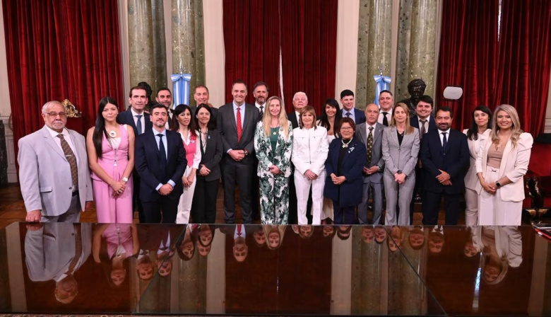 Adorni juega su última carta: cita a todo el bloque libertario para frenar la interpelación