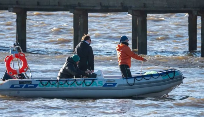 Hallaron una mochila y un tanque de combustible en el Río de la Plata: creen que son de los pescadores desaparecidos