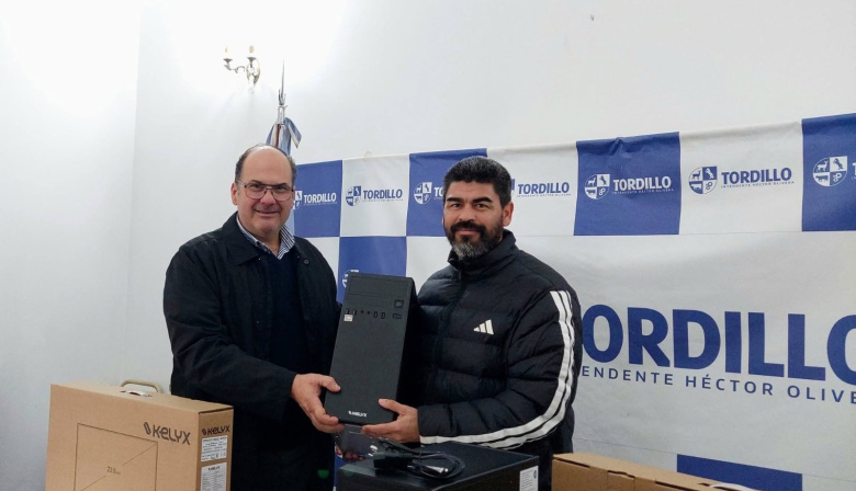 Escuelas de Tordillo recibieron compus, audio y material nuevo: “Es inversión en educación pública”