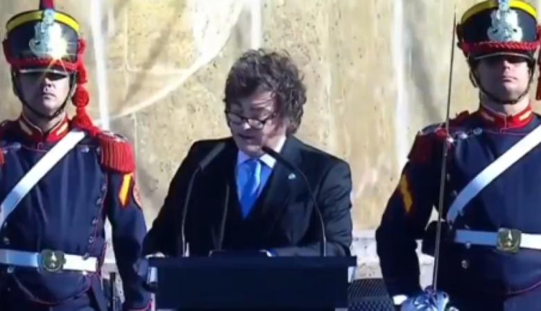Día de la Bandera con señales políticas: Milei abrazó a Adorni y Bullrich, pero evitó saludar a Villarruel