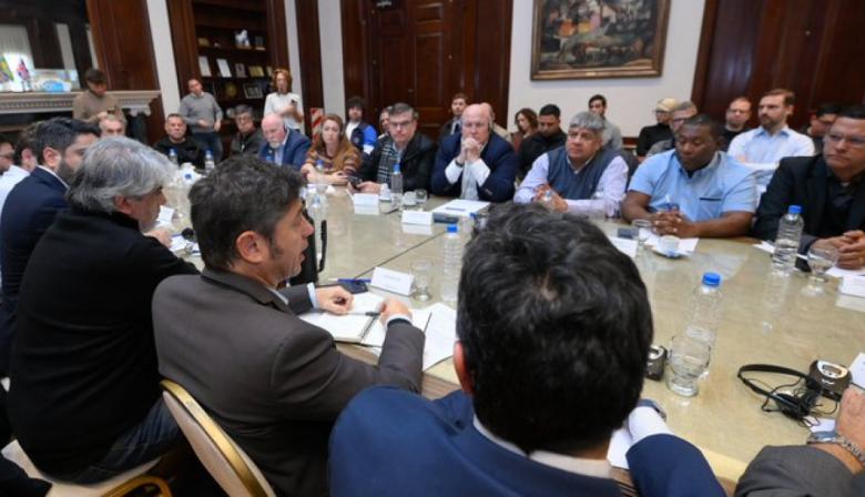 Kicillof recibió a trabajadores del transporte y rechazó la reforma laboral