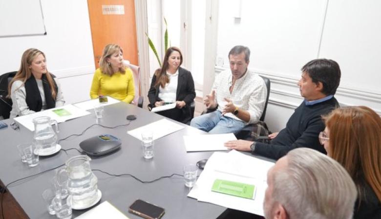 Impulsan una certificación para reconocer buenas prácticas laborales en el campo