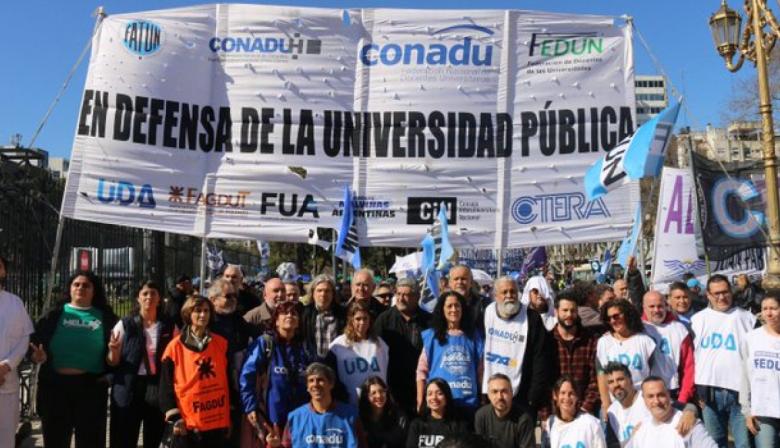 Tras casi tres años de conflicto, Gobierno y universidades acordaron una suba salarial del 24,33%