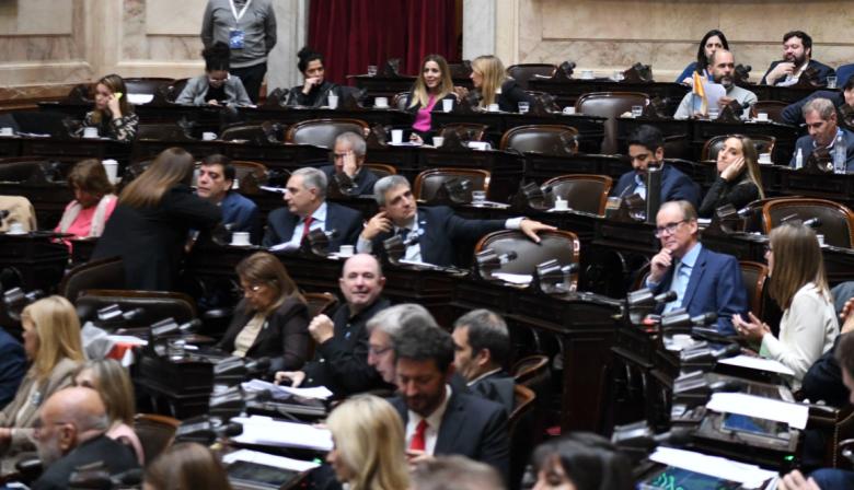 Una vida más para Adorni: con ayuda del PRO y la UCR el oficialismo logró aplazar la interpelación