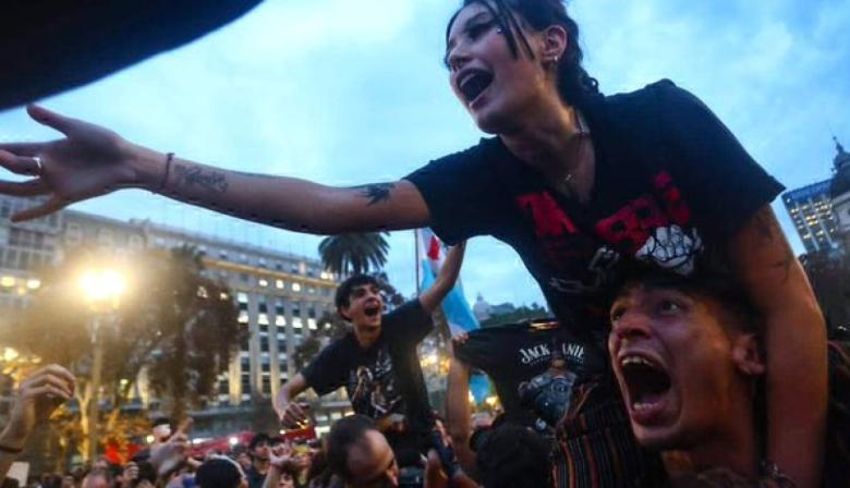 Las plazas del país se llenaron para despedir al Indio: la ceremonia oficial será el domingo