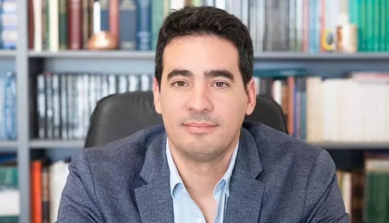 En plena polémica judicial, Adorni se corre de la comunicación oficial