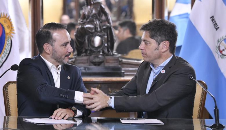 Kicillof llevó su armado federal a Corrientes y firmó convenios con Valdés