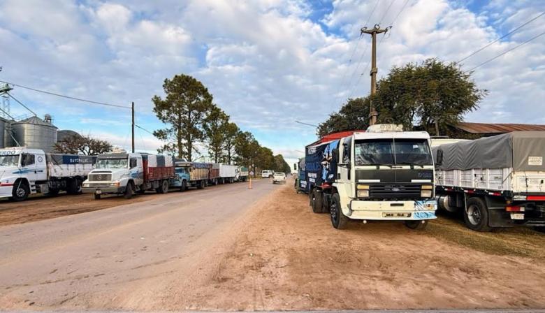 Fleteros inició una protesta pacífica frente a la planta de silos de Cargill en Arribeños