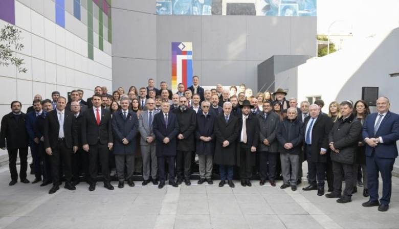 Más de 50 intendentes firmaron en la AMIA un reclamo federal por justicia a 32 años del atentado