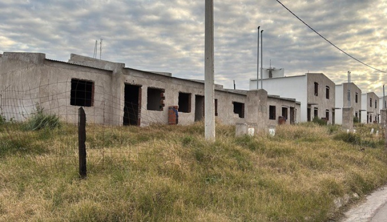 Kicillof se hace cargo de 36 viviendas frenadas en Bahía Blanca por recortes de Nación 