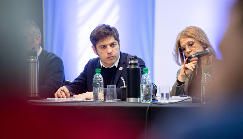 Kicillof reunió a su tropa, pidió no caer en provocaciones y marcó a Milei como el único adversario