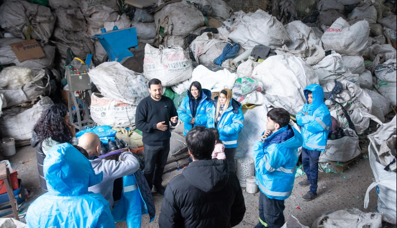 Santalla entregó indumentaria a una cooperativa de reciclado en Avellaneda y alertó por la caída del trabajo