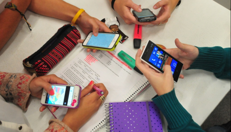 Sin celular en clase: 154 colegios privados bonaerenses ya limitan el uso de pantallas en secundaria