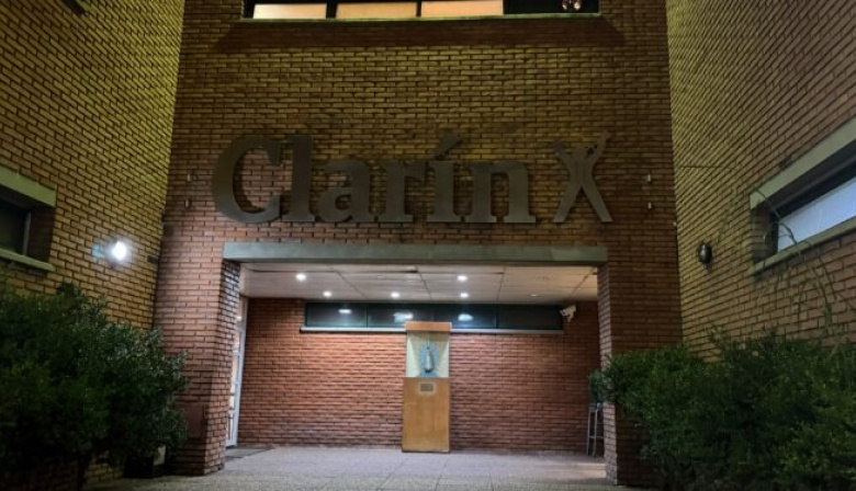Bloqueo policial y despidos encubiertos: el conflicto que estalló en la imprenta de Clarín