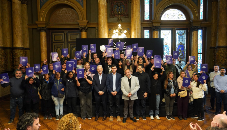 Alak licitó el mantenimiento urbano en La Plata: 53 cooperativas se harán cargo del barrido y la limpieza