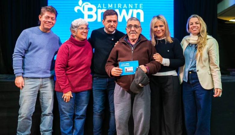 Almirante Brown entregó 300 pases libres multimodales a vecinos con discapacidad