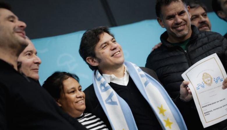 Kicillof llevó la agenda provincial a Salto con obras de energía, educación y vivienda