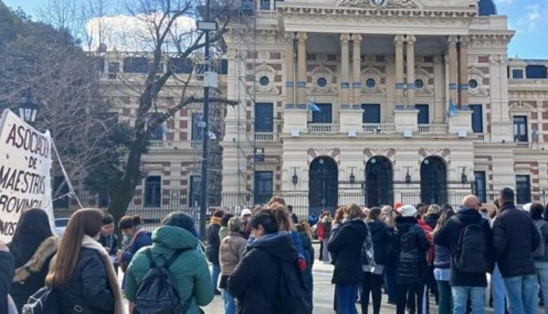 Docentes llevaron una olla popular a la Gobernación y exigen una mejora salarial urgente
