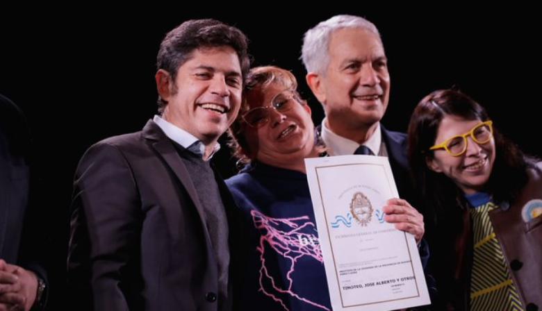 Kicillof entregó 400 escrituras gratuitas a familias de La Plata y defendió el rol del Estado
