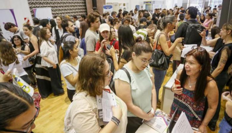 Cinco mil personas para 400 empleos: la postal de la crisis laboral