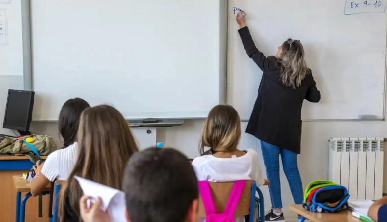 Buscan eliminar el límite de edad para que docentes puedan titularizar después de los 50 años