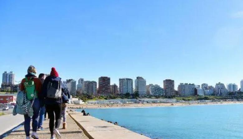 El turismo bonaerense cayó más del 20% y la Provincia apuntó contra Milei