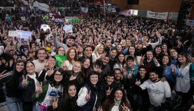 Kicillof abrió el juego a los jóvenes: "Deben marcar el camino hacia donde ir"