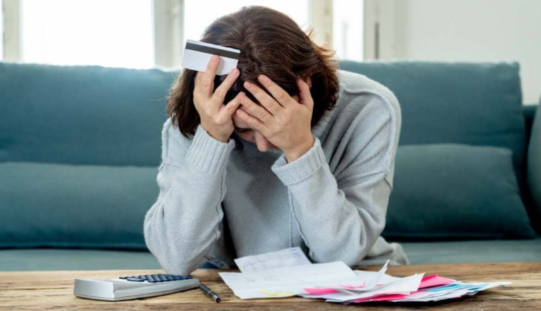Endeudamiento récord: 9 de cada 10 estatales tiene deudas y más de la mitad trabaja en dos empleos