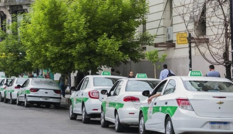 Taxistas de La Plata piden llevar a 18 años la antigüedad de los autos y ayuda financiera para renovar la flota
