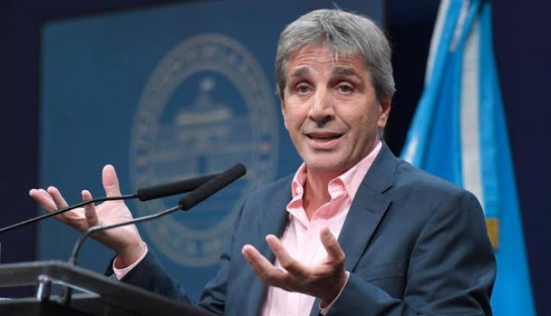 Caputo abrió los créditos en dólares para todas las empresas y los bancos podrán prestar hasta el 15% de sus depósitos