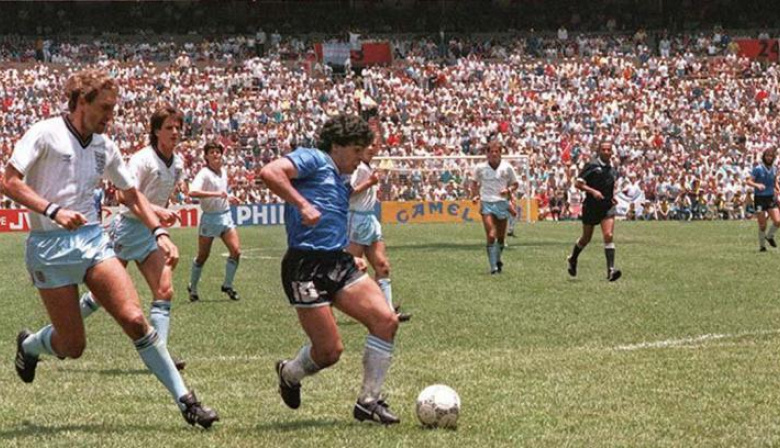 Subastaron la pelota con la que Diego Maradona le hizo los goles a Inglaterra en el Mundial de México 1986