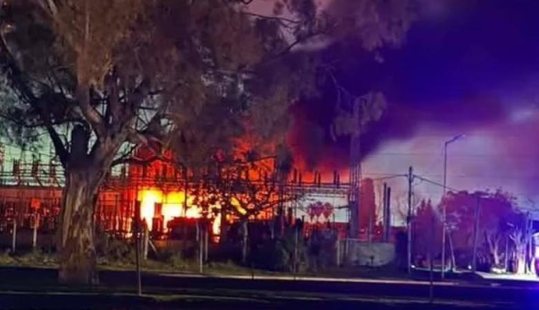Incendio en la Subestación Tolosa: EDELAP trabaja para restablecer la luz en 7 barrios de La Plata