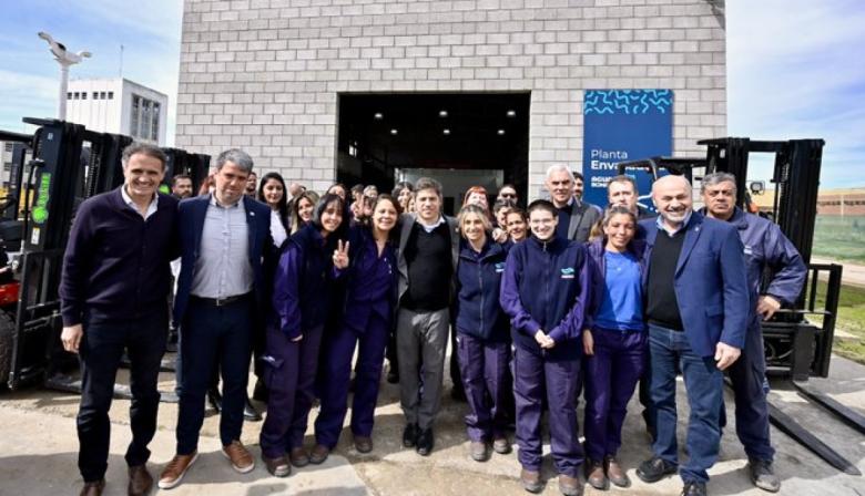 Kicillof inaugura una embotelladora para ahorrar en bidones
