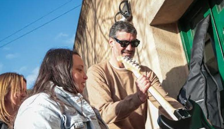 Brandsen avanzó con 100 escrituras y equipó a la Secundaria 9