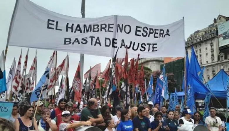 Endeudados marchan a Economía por el avance de las deudas familiares