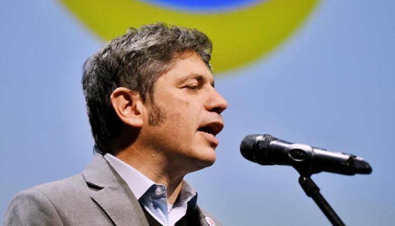 Kicillof cruzó a Milei por las familias endeudadas: “No alcanza la guita”