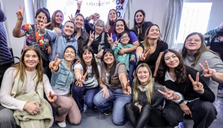 Mayra Mendoza escuchó a estudiantes de Pergamino para debatir qué escuela quieren