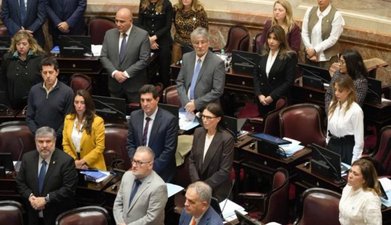 El Senado abrió una sesión clave para cubrir vacantes judiciales y la oposición puso la crisis social en el recinto